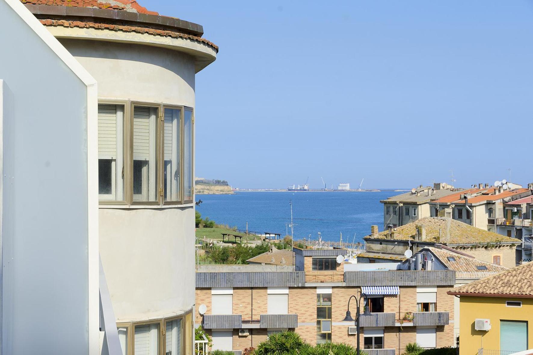Lo Scorcio Sul Mare Apartment Marina di San Vito Luaran gambar